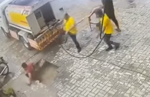 Серьезные подтопления: в Пакистане у людей из-под ног ушла земля (ВИДЕО)