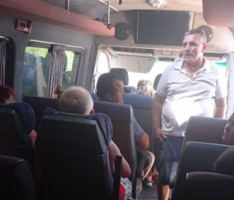 “Кто будет скандалить – тот выйдет”: жители Днепра возмущены сервисом, они с трудом уехали с моря (ВИДЕО)