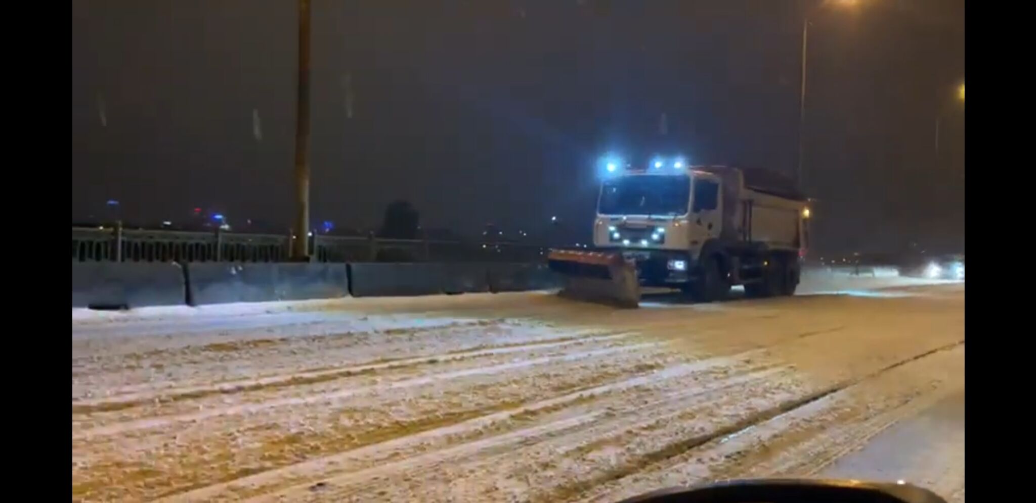 В Днепре ликвидируют последствия снегопада (ВИДЕО)