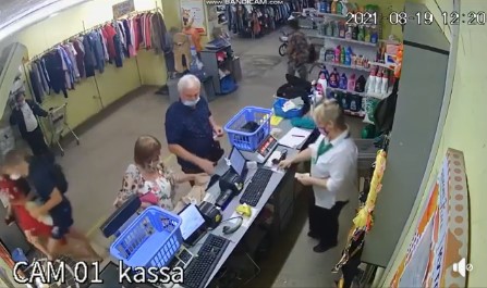 В Днепре “милый дедуля” украл телефон у ребенка прямо в магазине (ВИДЕО)