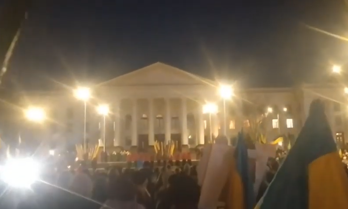 “Мы не хотим жить в “ДНР”: люди вышли на многочисленный митинг против агрессии России (ВИДЕО)