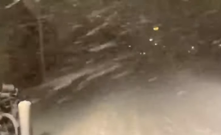 Настоящий апокалипсис: в турецкой Анталии людей сносило ветром (ВИДЕО)
