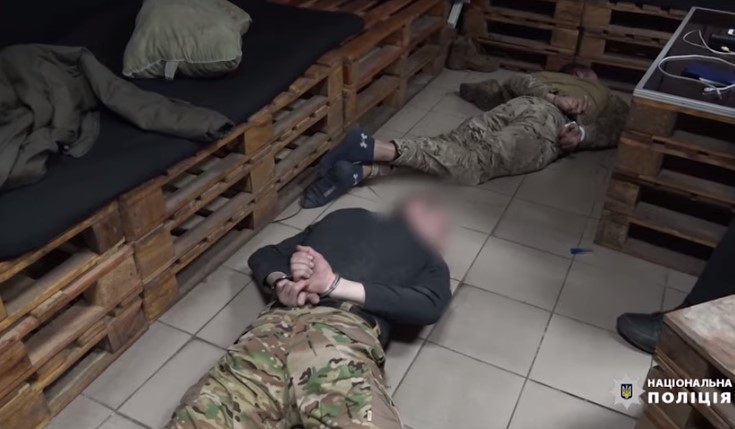 Рэкет, угрозы, сутенерство и наркотики: полиция разгромила опасную группировку (ВИДЕО)