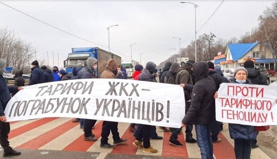 Перекрыли центр города: люди массово выходят на митинги против повышения тарифов