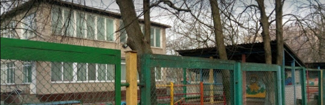 Малыш в реанимации с переломом основания черепа: в саду ребенка не взяли на прогулку и он выпал со второго этажа
