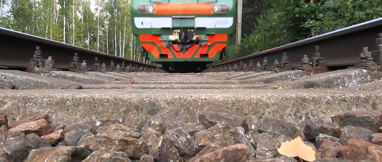 На Днепропетровщине полицейский спас девушку, которая хотела прыгнуть под поезд