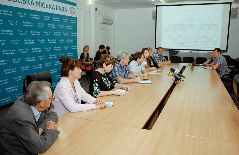 Молодежь Днепра представила в горсовете экологические проекты: фото