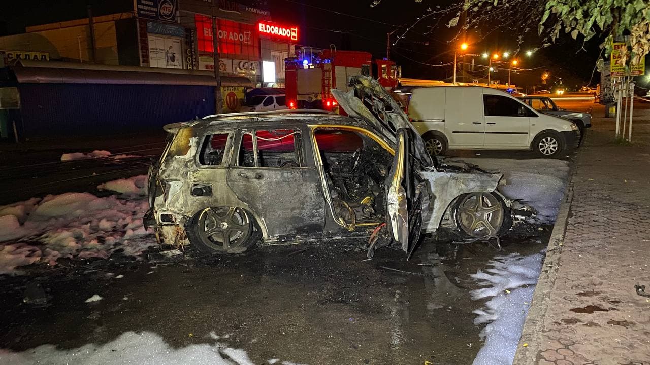 Под Днепром сгорел автомобиль известной бизнесвумен (ФОТО)