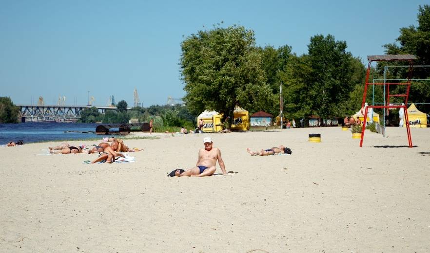 В Днепре готовят пляжи к купальному сезону: фото