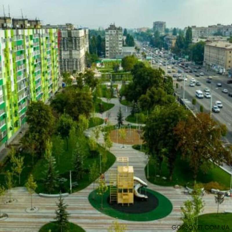 Только открылся, а его уже поломали: в Днепре горожан просят беречь подаренный ко Дню города сквер