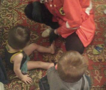 В Днепре пока пьяная мать спала, малыши гуляли на подоконнике 3 этажа