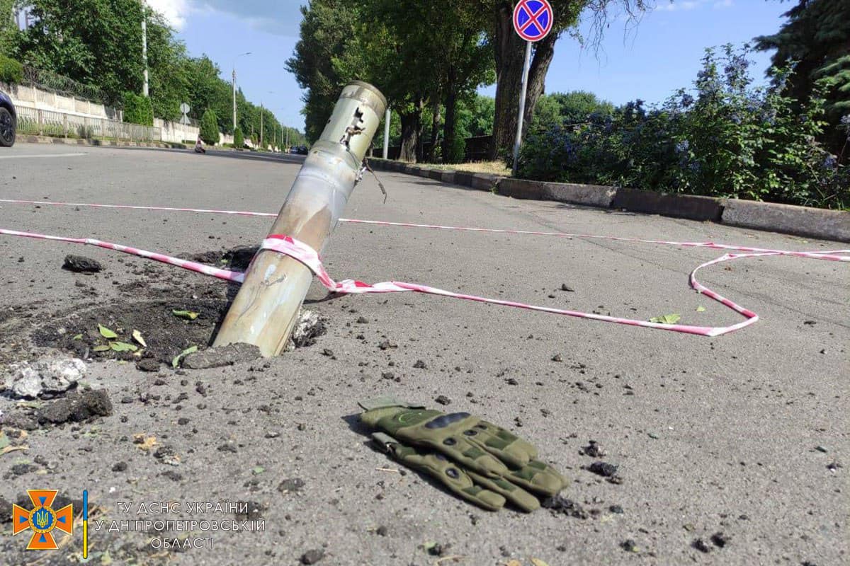 Піротехніки збирали небезпечні уламки ворожих снарядів у трьох районах Дніпропетровщини