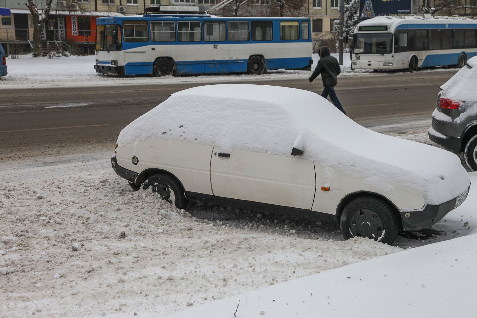 Снегопад в Днепре: горожан призывают не парковаться на обочинах