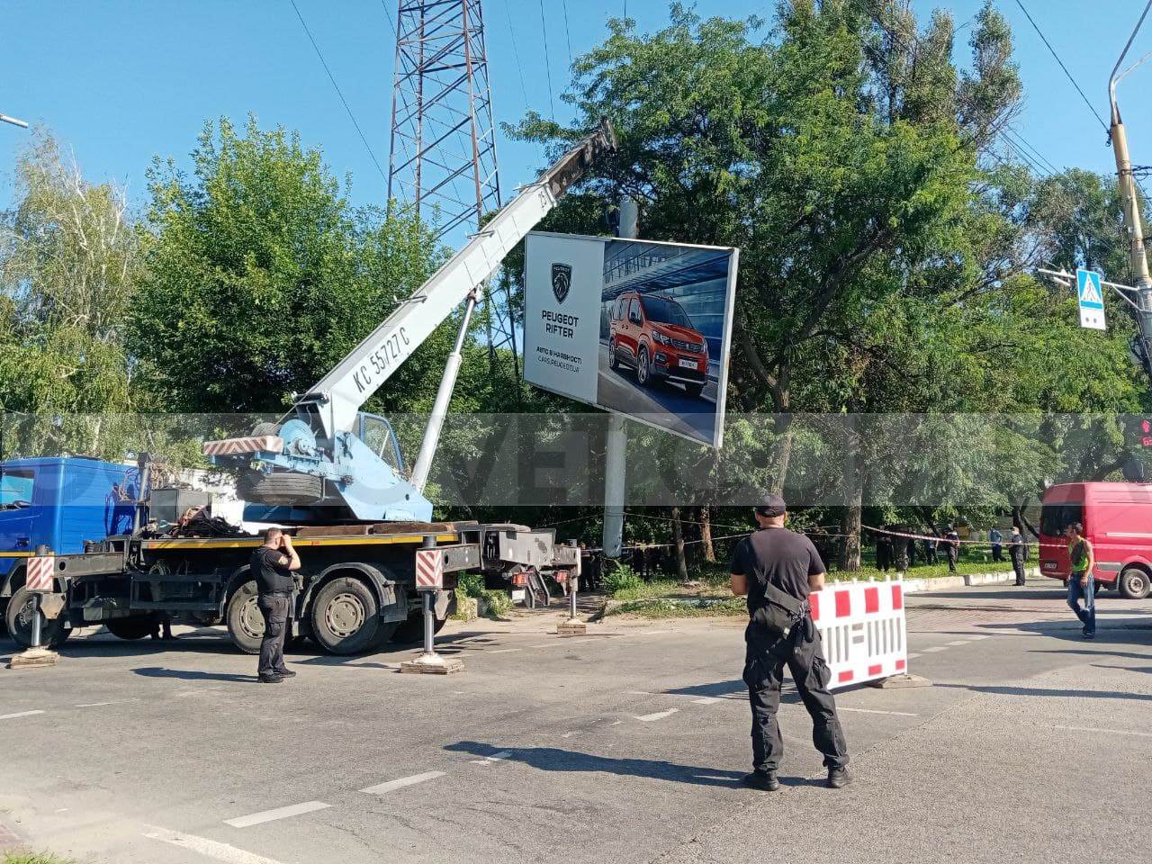 В горсовете Днепра прокомментировали сегодняшний снос билбордов (ВИДЕО)