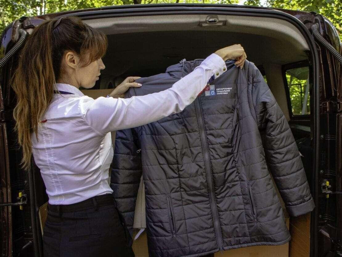 Соцработникам Днепра доставили брендированную одежду для работы