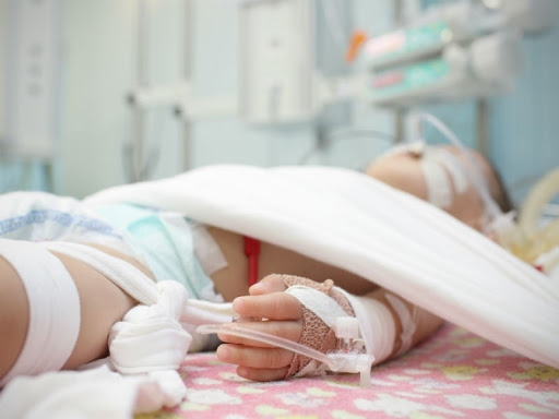 Врачи еле успели спасти: 6-летний мальчик отравился водкой на кладбище