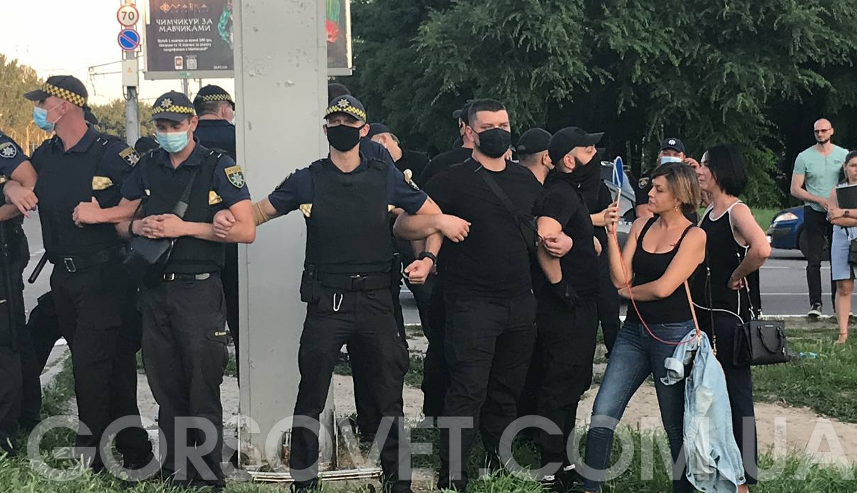 В Днепре боевики Краснова снова мешают сносить аварийные билборды, которые опасны для жизни людей (ФОТО, ВИДЕО)