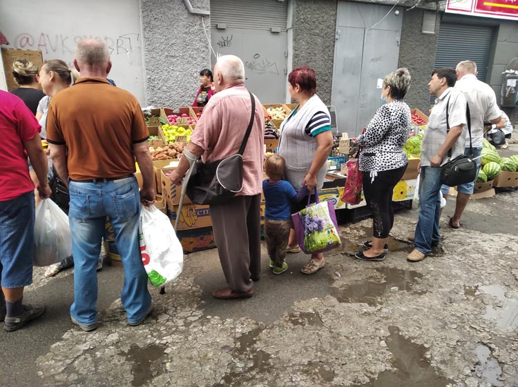 Бабуля аж прослезилась: в Днепре молодой парень купил продукты пожилой женщине