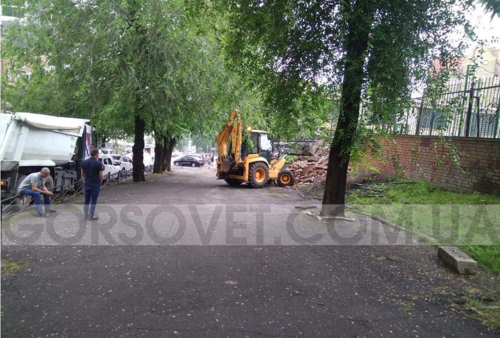 Работает техника, идут работы: в центре Днепра из-за ливня рассыпалась подпорная стена известного учебного заведения (ФОТО)