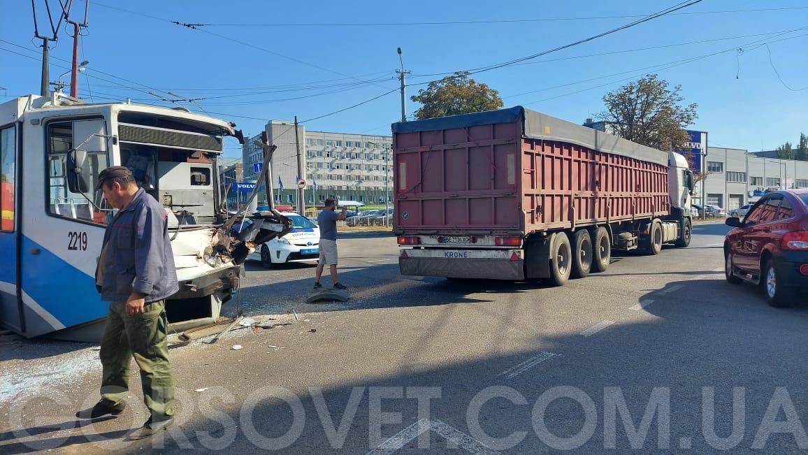 Пострадали 4 пассажира: в Днепре зерновоз снес трамвай с рельсов (ФОТО)