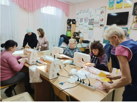 Нужны свободные руки: в школах Днепра шьют наволочки для подушек