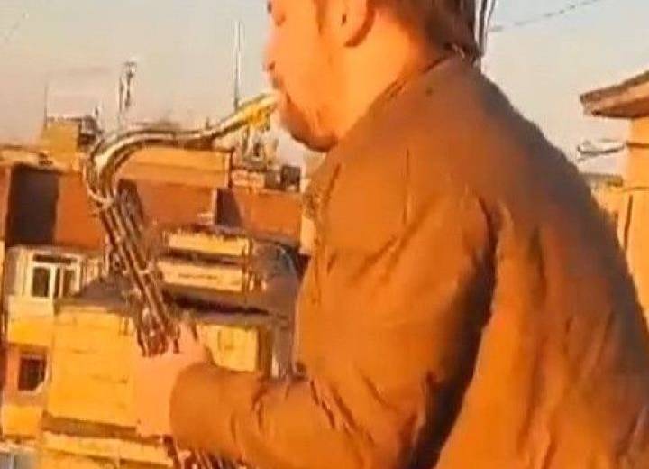 На Дніпропетровщині саксофоніст влаштував концерт на даху для всього мікрорайону (ВІДЕО)