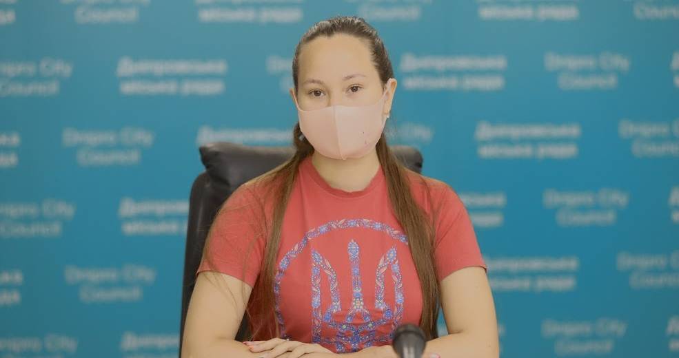 У Дніпрі слухачі Університету третього віку отримали безконтактні квитки для культурного дозвілля