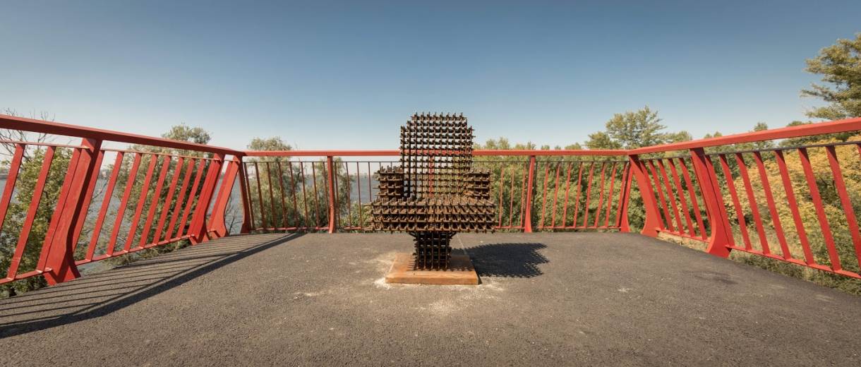 Пів тонни арматури та незручна поверхня, – автор інсталяції «Крісло мера» розкрив таємні символи артоб‘єкта