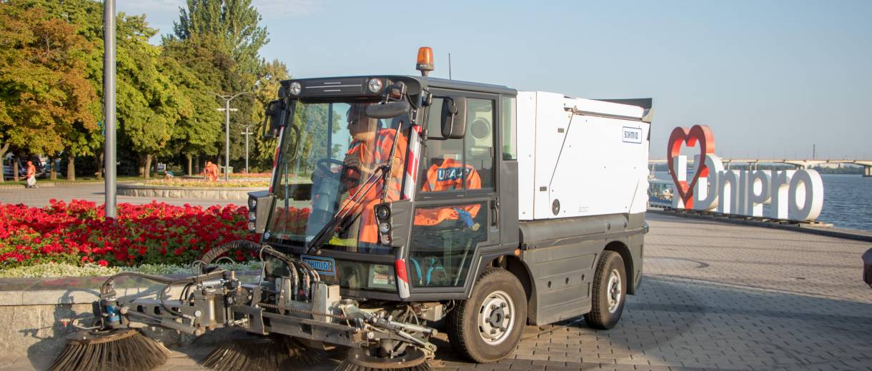 В Днепре коммунальщики ежедневно убирают 70 тонн мусора, который горожане не доносят до урн