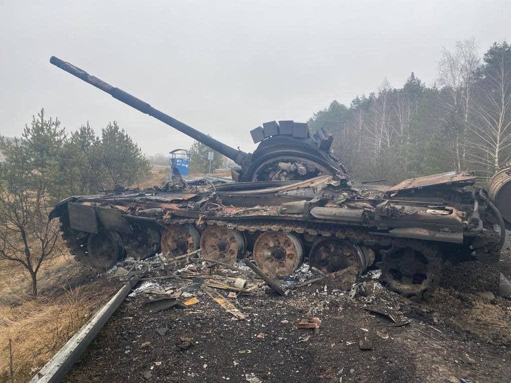 Сухопутні війська показали цілий цвинтар російської техніки під Києвом (ВІДЕО)