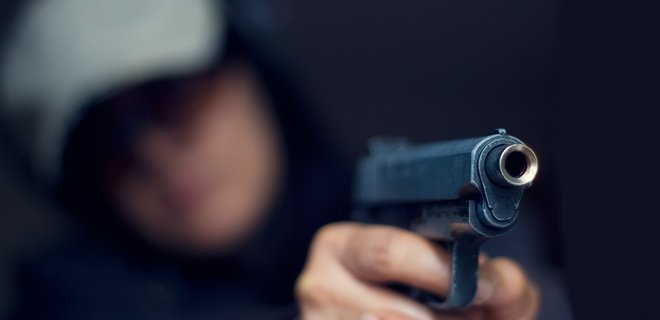 Открыл огонь из-за 8 гривен: пострадавшего увезли в больницу
