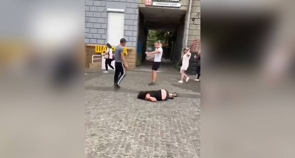 Отморозка, избившего женщину в центре Днепра, поймали коммунальщики (ФОТО)