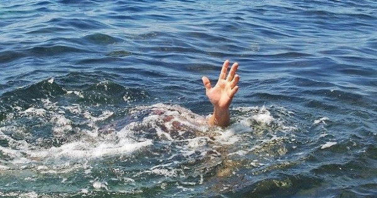 “Качали, как могли”: на Азовском море в Кирилловке спасли мужчину из Днепра, который тонул