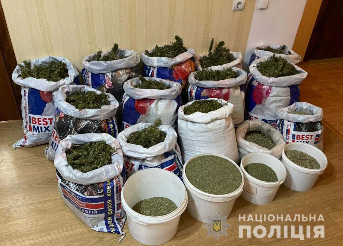 Под Днепром нашли склад каннабиса: килограммы “травы” в мешках и пакетах (ФОТО, ВИДЕО)