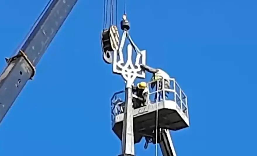 У Дніпрі мешканці багатоповерхівки, в яку влучила ворожа ракета, наполягли, щоб радянську зікру на будинку змінили на тризуб