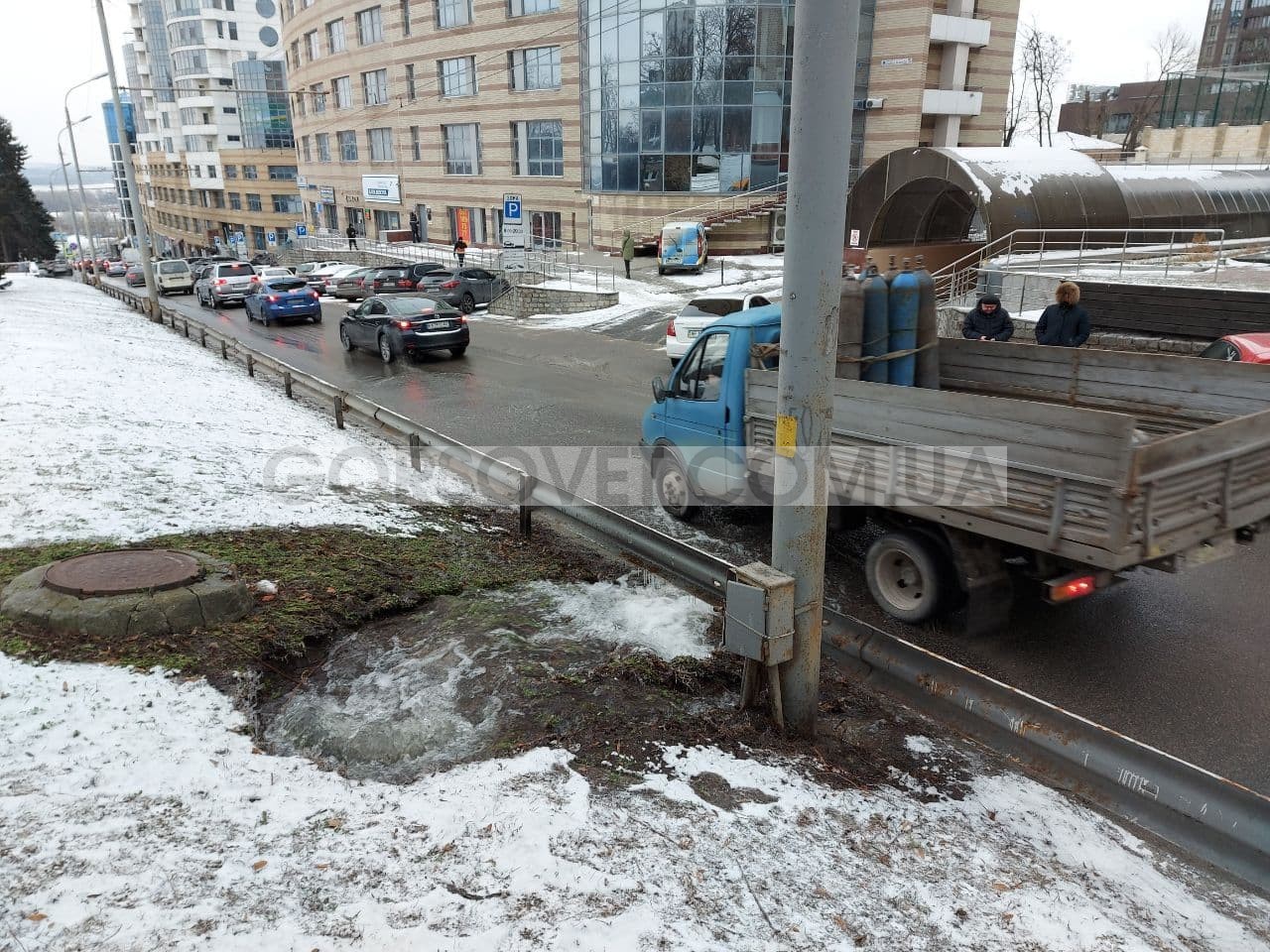 В Днепре прорыв водовода: потоки воды льются по Яворницкого и замерзают на ходу (ФОТО, ВИДЕО)
