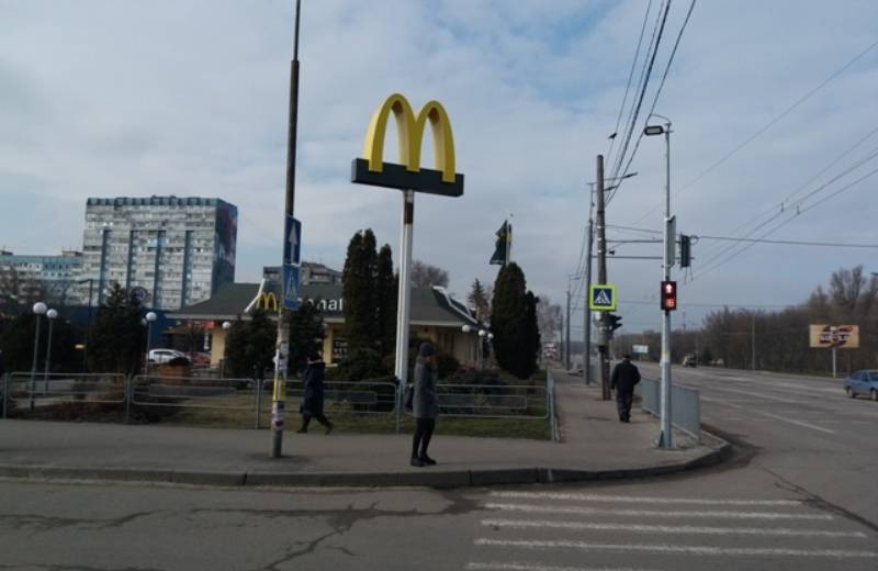 Пешеходы Днепра стали более защищенными: фото
