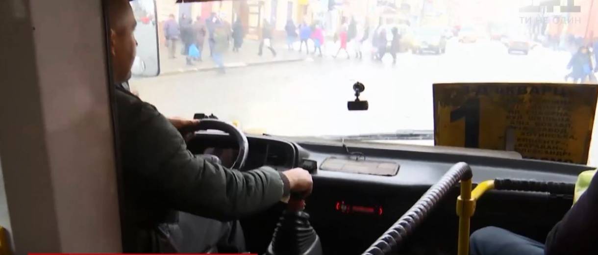 Неужели? В Днепре водитель маршрутки бесплатно спасал людей от дождя