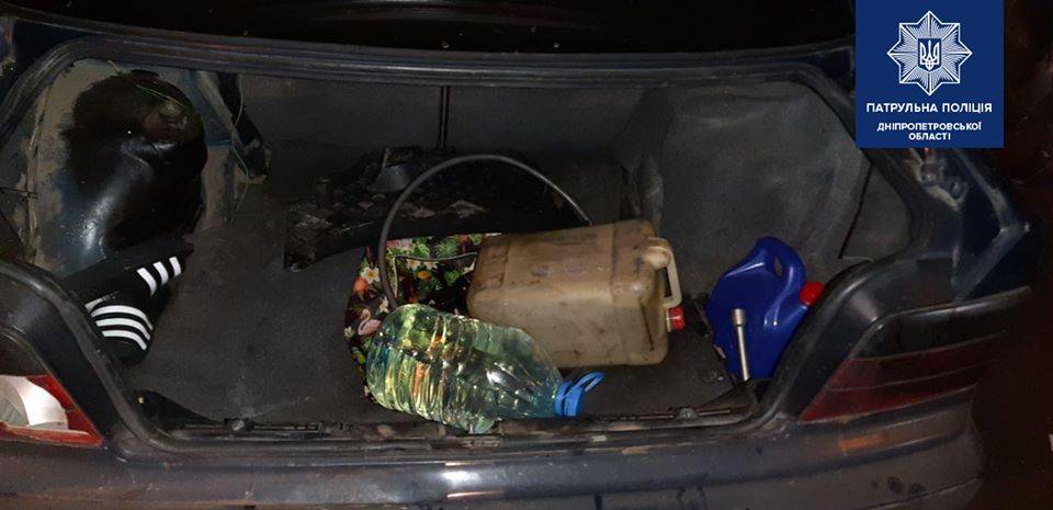 У Дніпрі затримали крадіїв, що зливали паливо з автівок