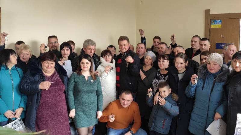 53 родини синельниківських залізничників отримали ключі від квартир у двох новобудовах