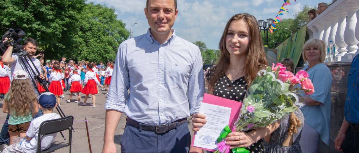 Мэр Каменского вручил ордер на квартиру девушке-сироте