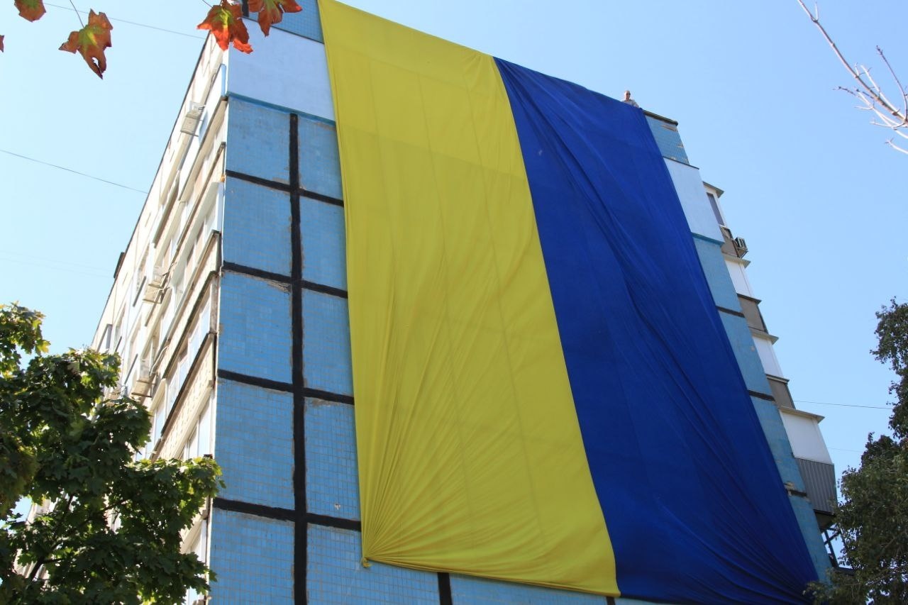 У Дніпрі на фасаді багатоповерхівки розгорнули прапор України (Фото)
