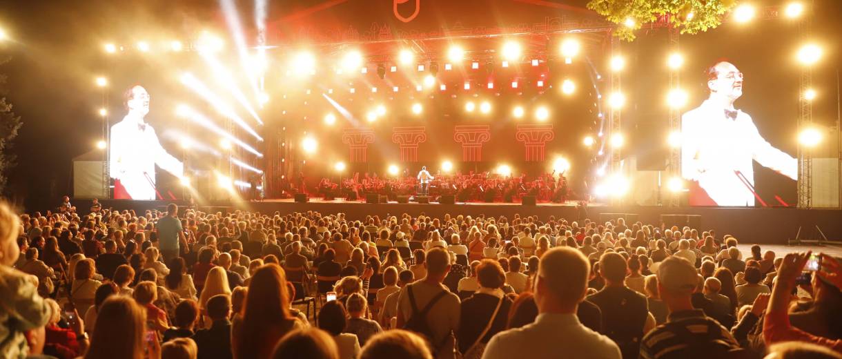 Новий формат: У Дніпрі на День міста влаштували видовищний концерт класичної музики просто неба