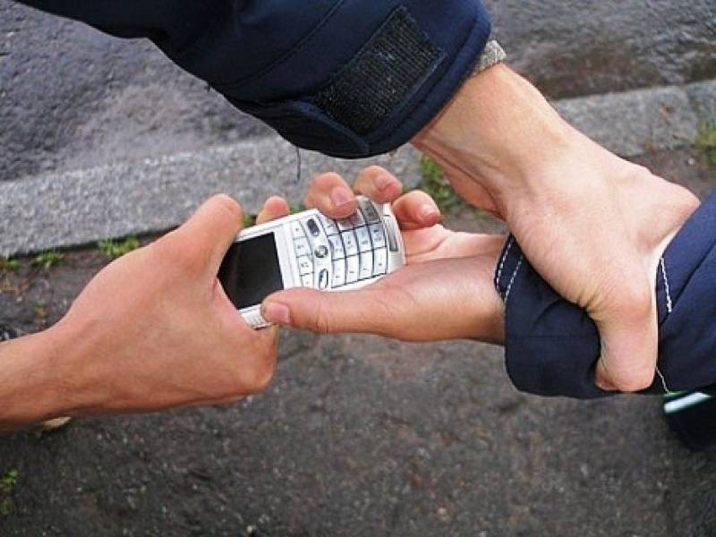 На Днепропетровщине мужчину, который отобрал у подростка мобильный, посадили в тюрьму на 9 лет