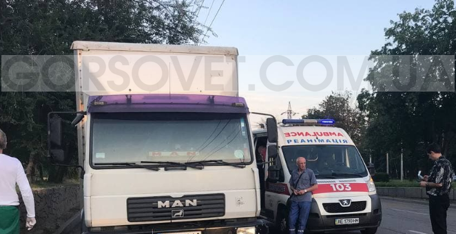 В Днепре перед Амурским мостом умер водитель MAN