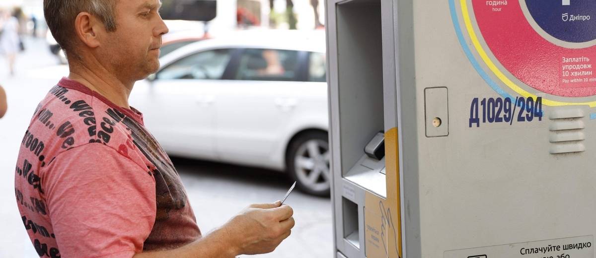 За год днепряне заплатили за неправильно припаркованные авто 4,5 млн. грн