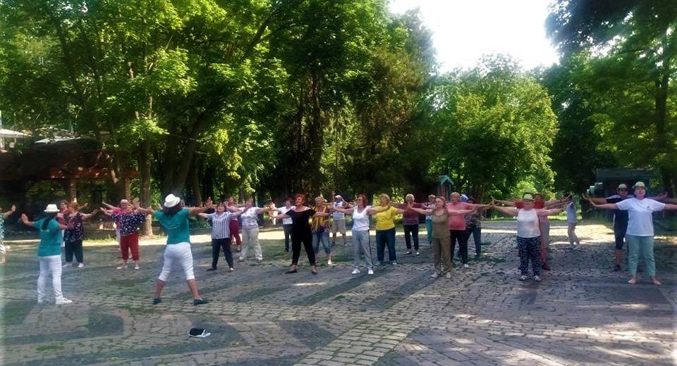У Дніпрі для слухачів Університету третього віку проводять зарядку на свіжому повітрі