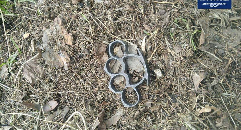 У Дніпрі на ж/м Тополя-2 затримали чоловіків з холодною зброєю