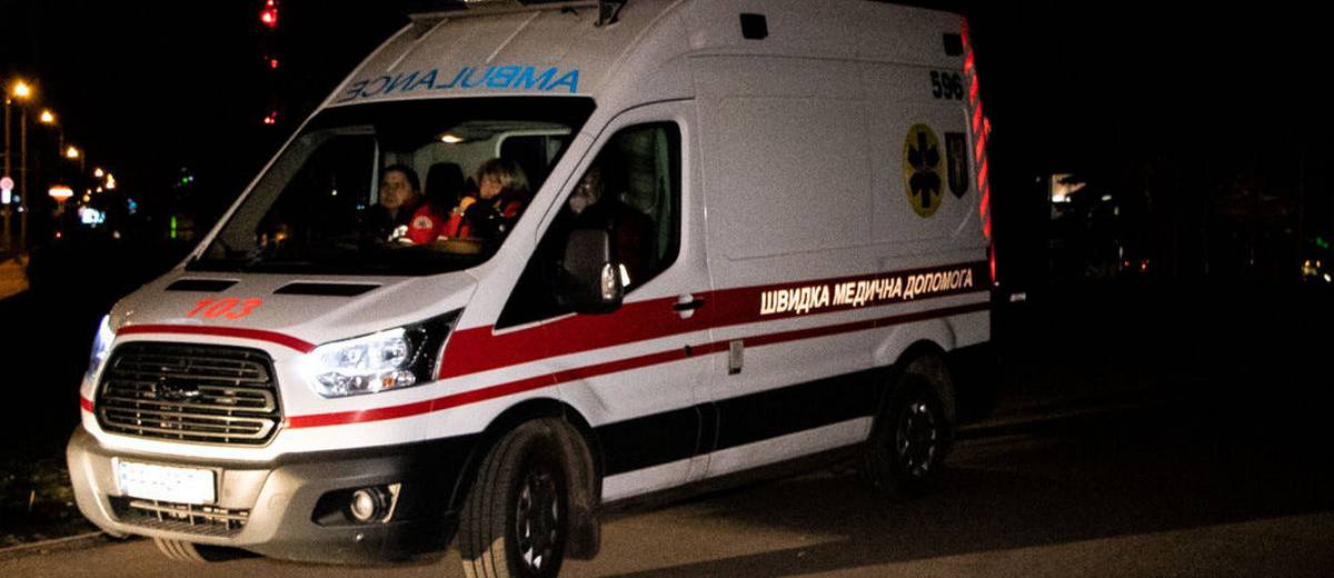 Сын с пьяной матерью устроили драку с бригадой скорой помощи