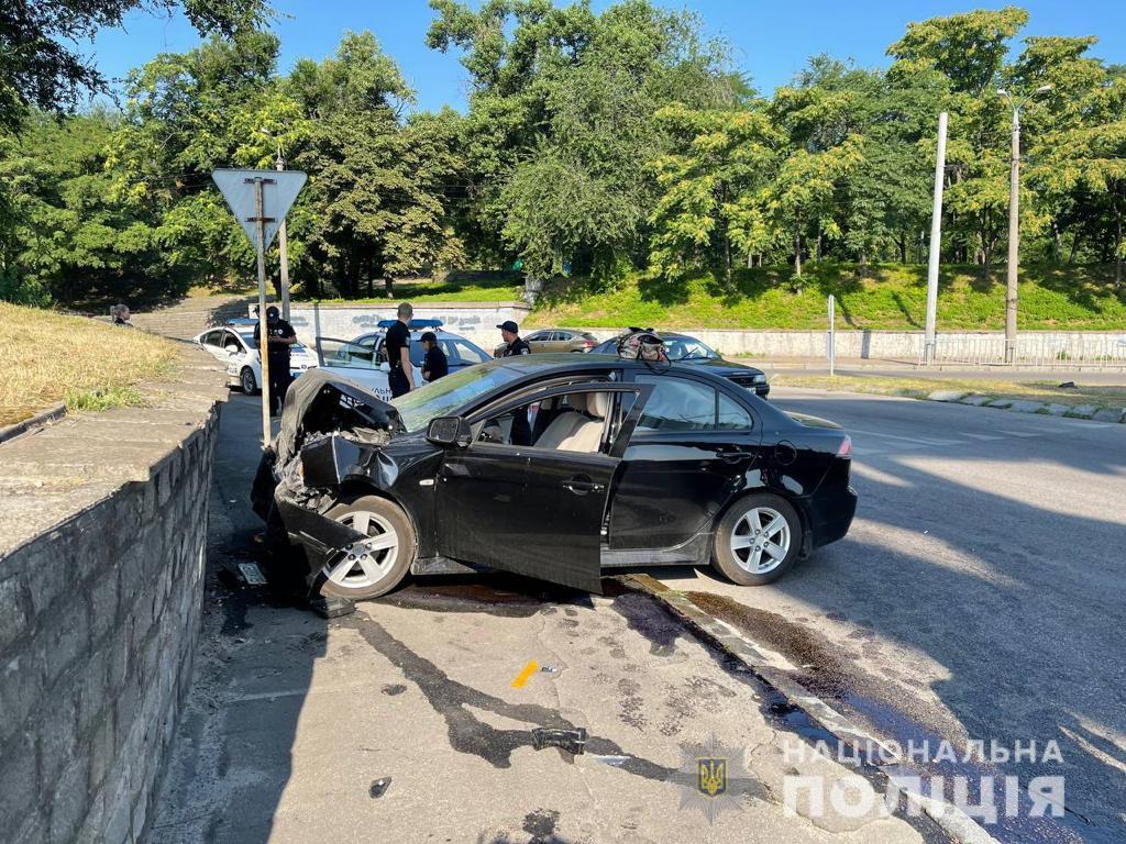 В  Днепре Mitsubishi врезался в стену под Мерефо-Херсонским мостом (ВИДЕО)